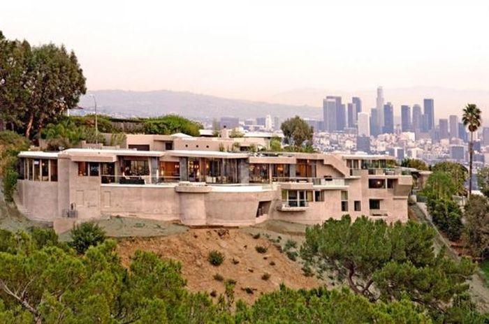 Cum arată "vizuina" bărbaţilor singuri, dar plini de bani. "Preţul este MODIC pentru ce îţi oferă această casă" 281498