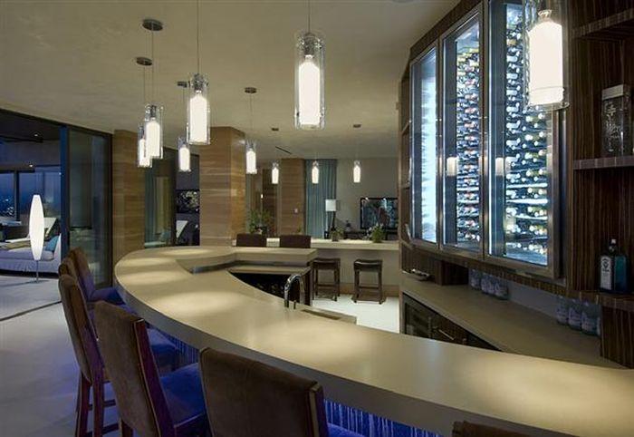 Cum arată "vizuina" bărbaţilor singuri, dar plini de bani. "Preţul este MODIC pentru ce îţi oferă această casă" 281507