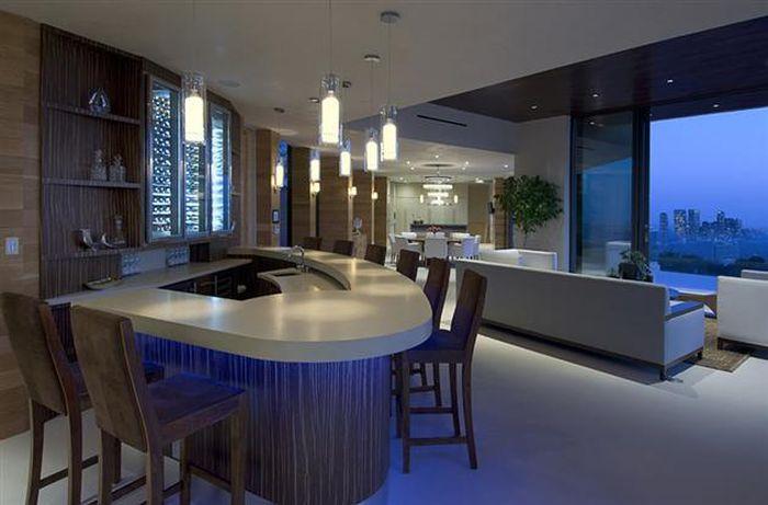 Cum arată "vizuina" bărbaţilor singuri, dar plini de bani. "Preţul este MODIC pentru ce îţi oferă această casă" 281510