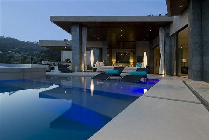 Cum arată "vizuina" bărbaţilor singuri, dar plini de bani. "Preţul este MODIC pentru ce îţi oferă această casă" 281511