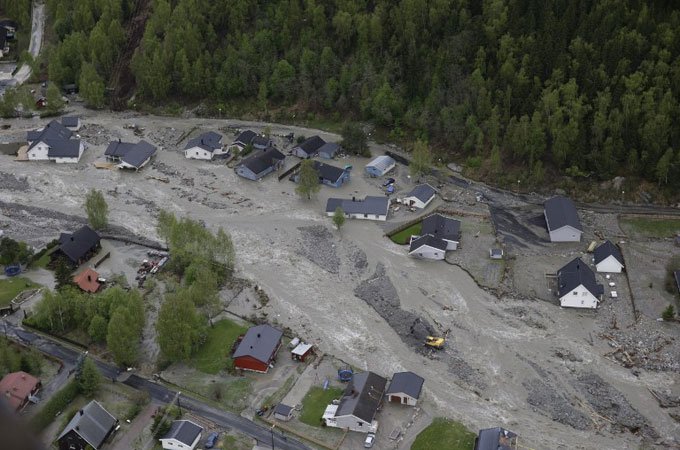 Meteorologii au anunţat cod ROŞU de inundaţii, dar autorităţile NU le-au spus oamenilor de pericol. Ce se petrece acum în Norvegia