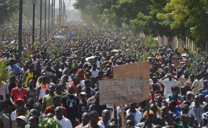 Mii de protestatari au pătruns cu forţa în Parlamentul din Burkina Faso