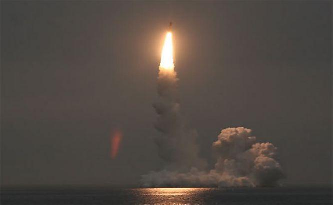Rusia îşi încordează muşchii nucleari. O rachetă Bulava a fost lansată de un submarin &quot;invizibil&quot; (VIDEO)
