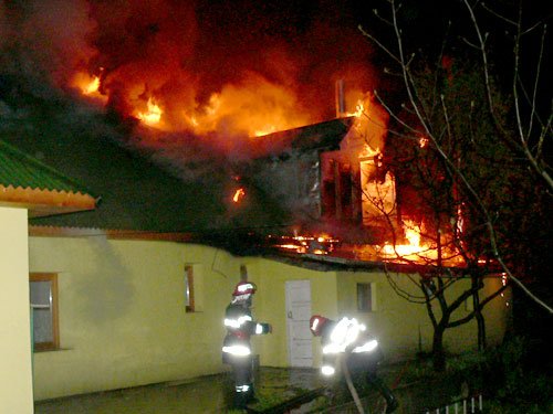 Un poliţist din Argeş, devenit erou peste noapte. A intrat într-o casă cuprinsă de flăcări şi a salvat două femei