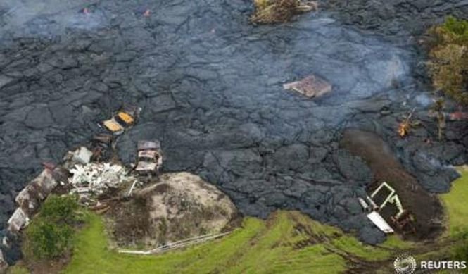 Vulcanul în erupţie Kilauea din Hawaii ameninţă sute de locuinţe. Râul de lavă arde totul în calea sa