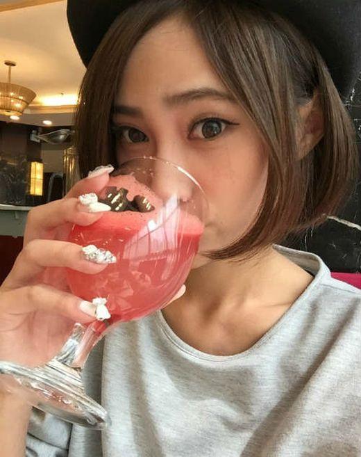 Când au aflat părinţii cum şi-a plătit excursia au dezmoştenit-o: "Nici în cele mai urâte vise nu am fi crezut că fiica noastră va face asta" 281677