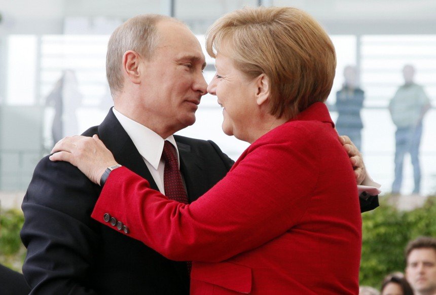 Cu o lună de zile înaintea iernii, Europa se pleacă în faţa Rusiei. Ce au declarat Merkel şi Hollande lui Vladimir Putin
