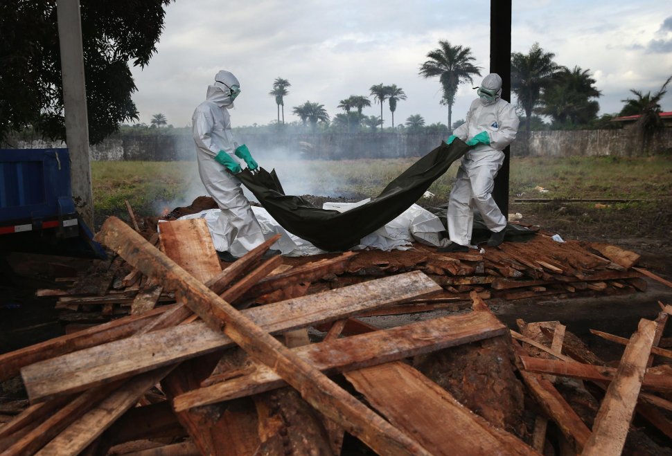Cum poate fi învins virusul Ebola. Contează foarte mult VÂRSTA pacientului