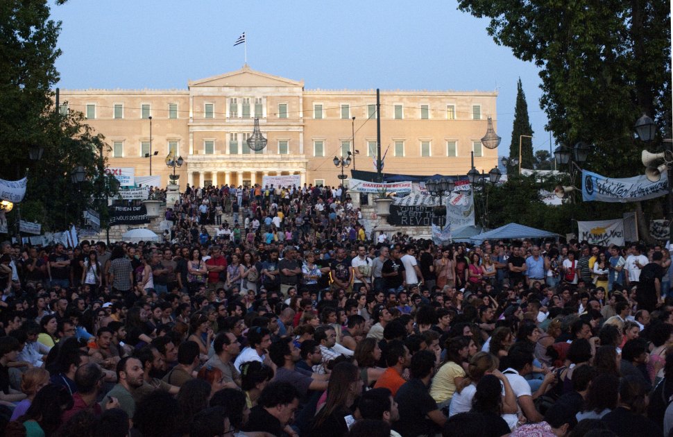 Mii de persoane au manifestat la Atena împotriva măsurilor de austeritate. &quot;Nu suntem cifre, merităm condiţii de viaţă umane&quot;
