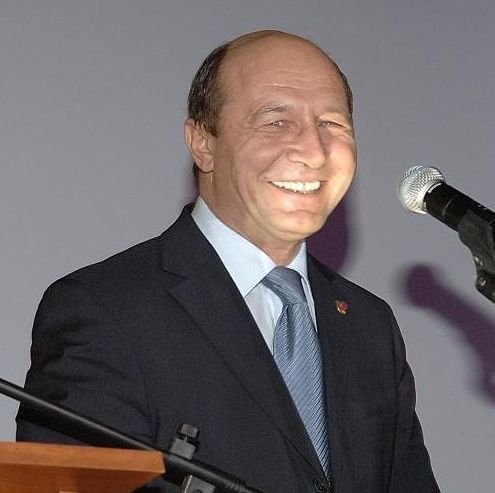 2005, anul în care Traian Băsescu pune primele cărămizi în construcţia regimului său