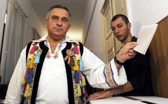 Gheorghe Funar, la urnă în costum popular: Am votat pentru un preşedinte care să realizeze unirea tuturor românilor