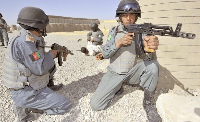 Agenţii de securitate afgani îşi vând armele şi uniformele talibanilor. Nu şi-au mai primit salariile de trei luni