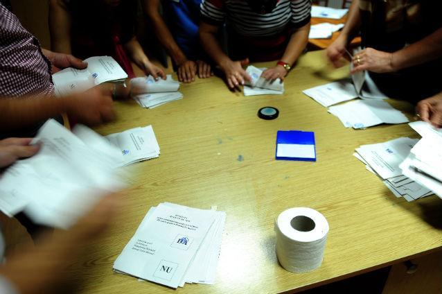 Incidente la primul tur al alegerilor: sute de buletine de vot au DISPĂRUT. Poliţia anchetează cazul