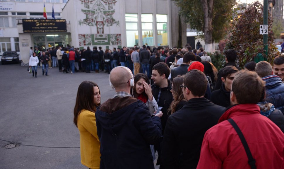 Sute de studenţi au stat la coadă la secţia din Grozăveşti şi 3 ore pentru a vota. Puteau merge la orice altă secţie de votare din Capitală