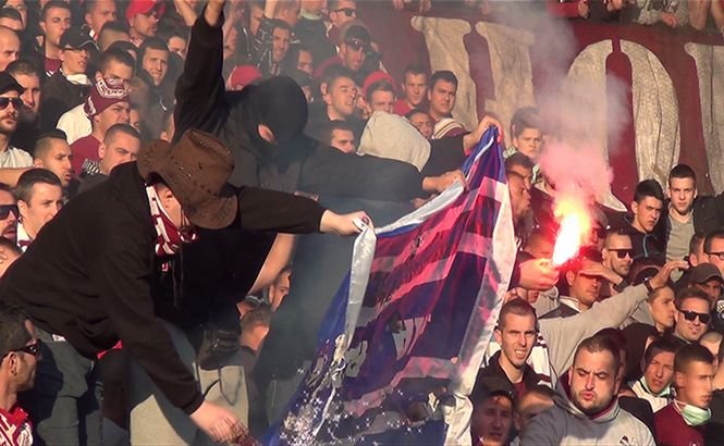 Torţele celor de FK Sarajevo au aprins terenul. Meciul a fost întrerupt din cauza violenţelor petrecute în peluză