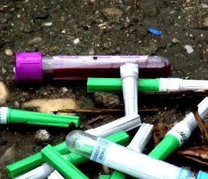 BOMBĂ biologică în centrul Capitalei. Zeci de ace de seringă folosite şi fiole cu sânge erau aruncate pe trotuar