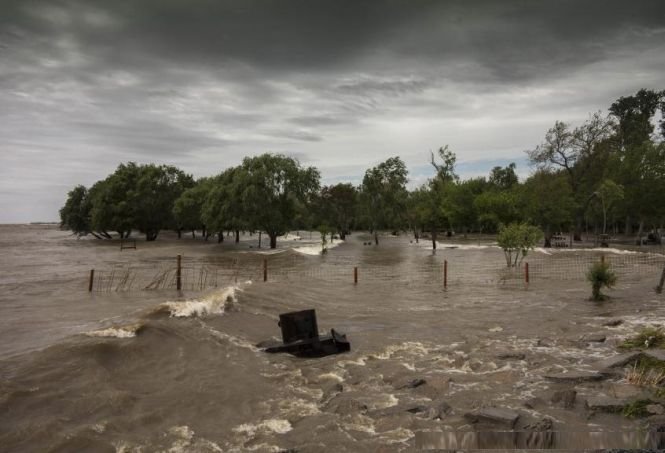 Inundaţii în Argentina şi Peru. Două persoane au murit şi peste 5.000 sunt evacuate