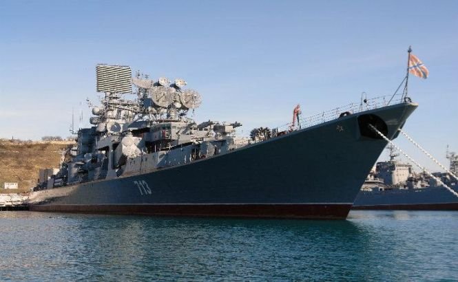 O navă de război rusească a luat foc în Portul Sevastopol