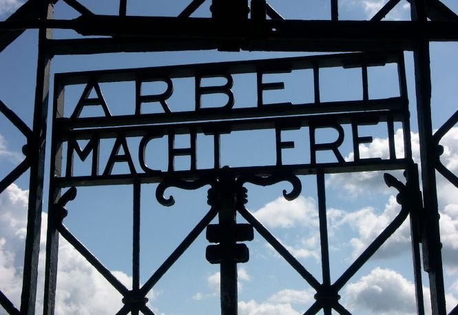 Poarta de fier de la lagărul nazist Dachau a fost furată