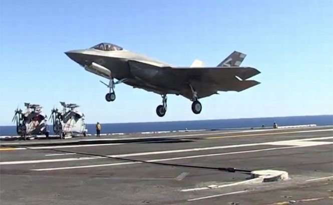 Punct de referinţă pentru US Navy. Avionul F-35C a aterizat cu succes pe puntea unui portavion (VIDEO)