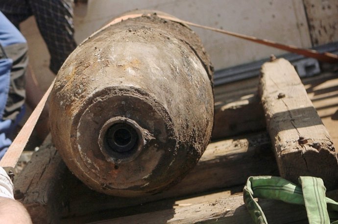 O bombă de aviaţie de mari dimensiuni, nedetonată, descoperită în localitatea argeşeană Călineşti