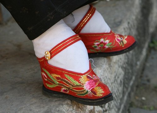 Istoricul unui ideal de frumusețe de o cruzime barbară: foot binding, practica legării picioarelor în China