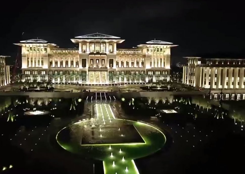 Preşedintele Turciei şi-a ridicat un palat de 4 ori mai mare decât Palatul Versailles. Poporul spune despre Erdogan că se poartă &quot;ca un sultan&quot;