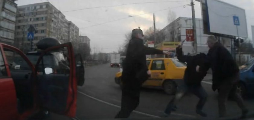 Răfuială mafiotă în Târgovişte. Agresorii i-au blocat drumul cu mai mulţi copaci tăiaţi, apoi l-au lovit cu pumnii şi picioarele