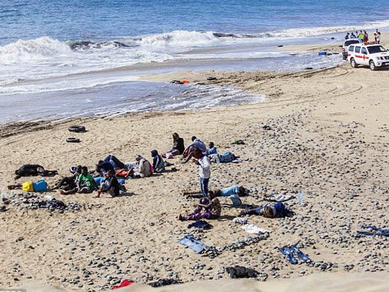 Panică pe o plajă de nudişti din Spania, după ce o barcă cu imigranţi africani suspectaţi de Ebola a ajuns la mal