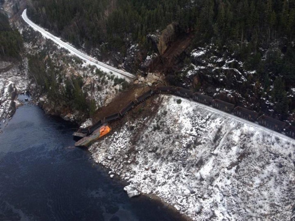 Un tren de marfă a deraiat în Canada, iar două locomotive şi mai multe vagoane au căzut într-un râu