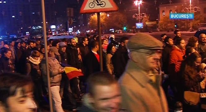 Mii de oameni au ieşit în stradă, în semn de solidaritate cu românii din diaspora care nu au putut vota în primul tur al prezidenţialelor