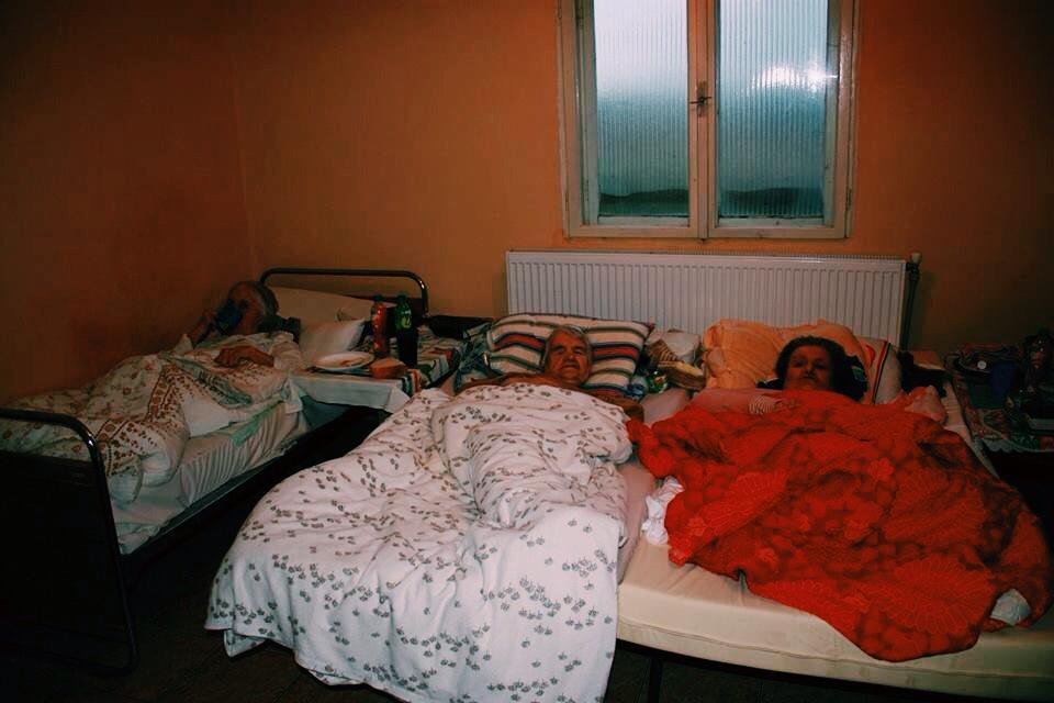 Când ÎNGERII trăiesc printre oameni. Povestea IMPRESIONANTĂ a familiei care are grijă de BĂTRÂNII NIMĂNUI 283009