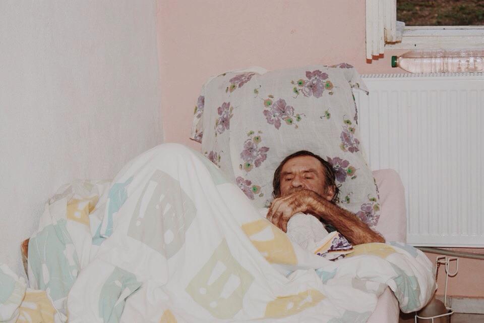 Când ÎNGERII trăiesc printre oameni. Povestea IMPRESIONANTĂ a familiei care are grijă de BĂTRÂNII NIMĂNUI 283010