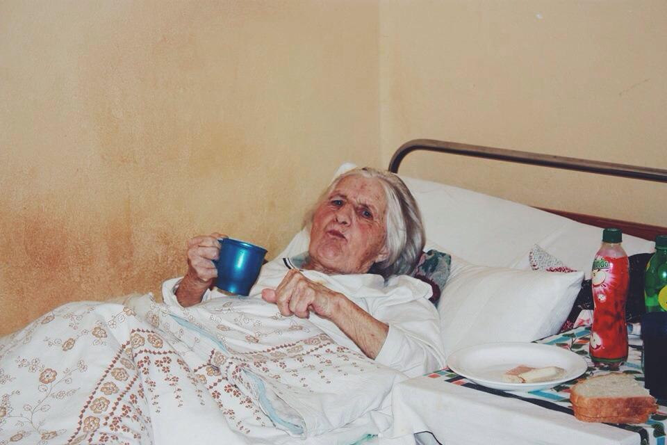 Când ÎNGERII trăiesc printre oameni. Povestea IMPRESIONANTĂ a familiei care are grijă de BĂTRÂNII NIMĂNUI 283013