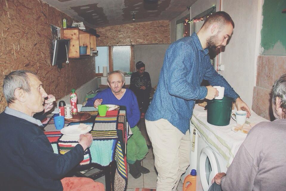 Când ÎNGERII trăiesc printre oameni. Povestea IMPRESIONANTĂ a familiei care are grijă de BĂTRÂNII NIMĂNUI 283014