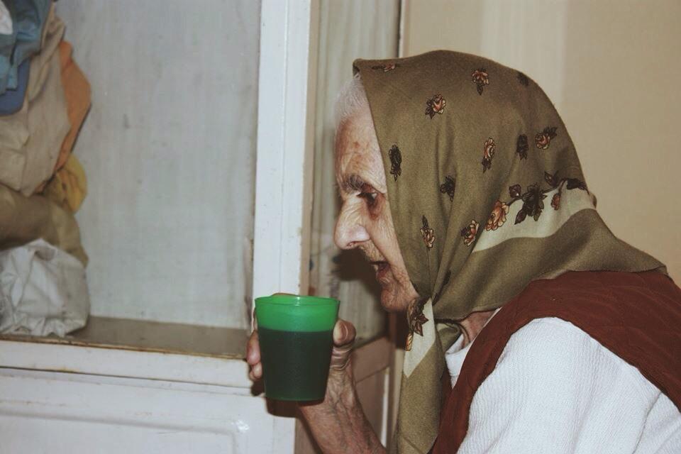 Când ÎNGERII trăiesc printre oameni. Povestea IMPRESIONANTĂ a familiei care are grijă de BĂTRÂNII NIMĂNUI 283015