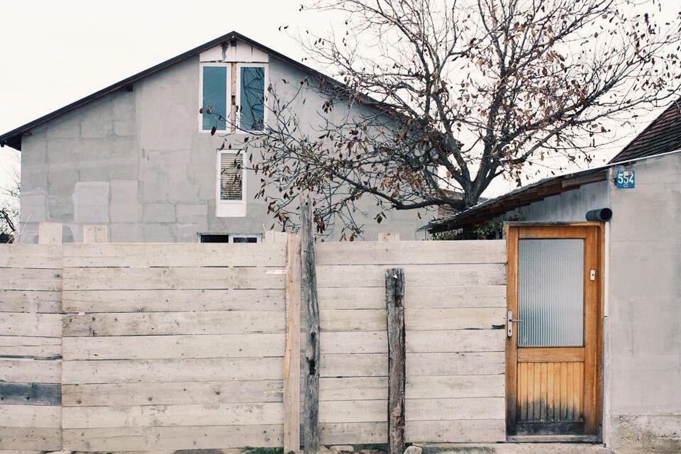 Când ÎNGERII trăiesc printre oameni. Povestea IMPRESIONANTĂ a familiei care are grijă de BĂTRÂNII NIMĂNUI 283017