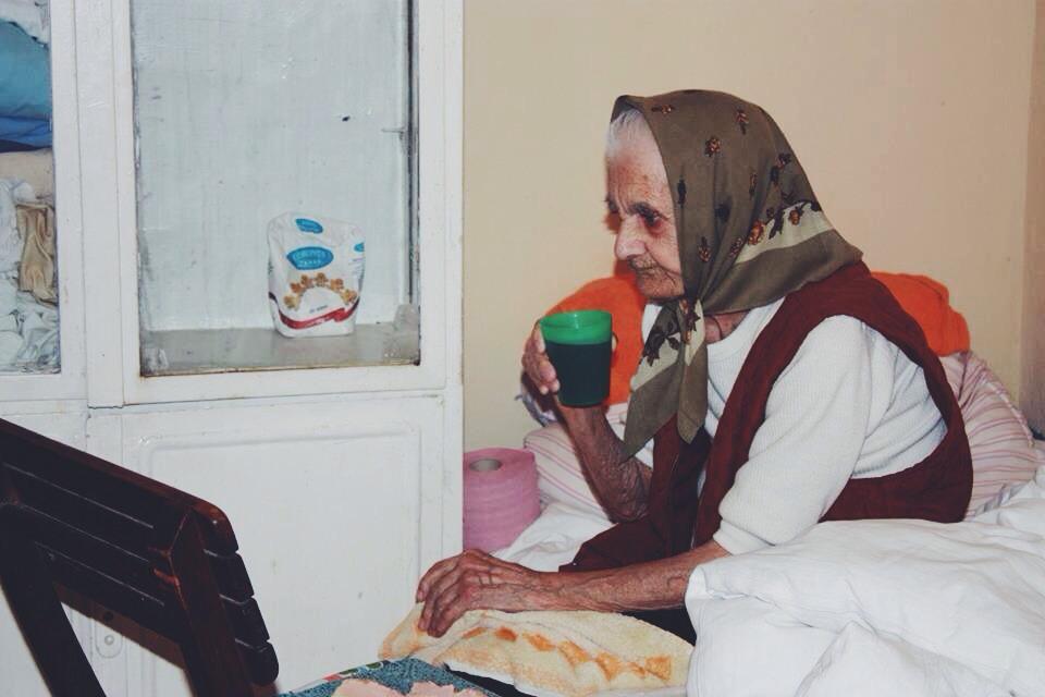 Când ÎNGERII trăiesc printre oameni. Povestea IMPRESIONANTĂ a familiei care are grijă de BĂTRÂNII NIMĂNUI 283018