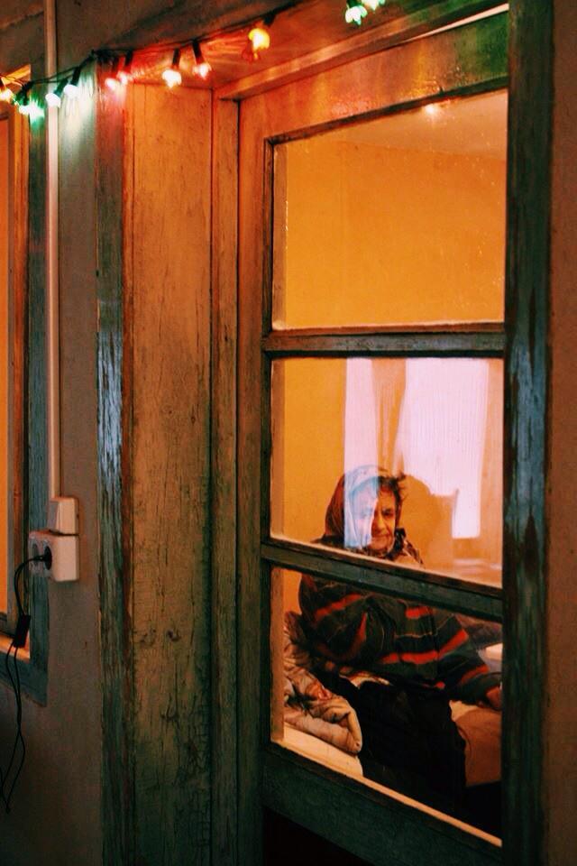 Când ÎNGERII trăiesc printre oameni. Povestea IMPRESIONANTĂ a familiei care are grijă de BĂTRÂNII NIMĂNUI 283019