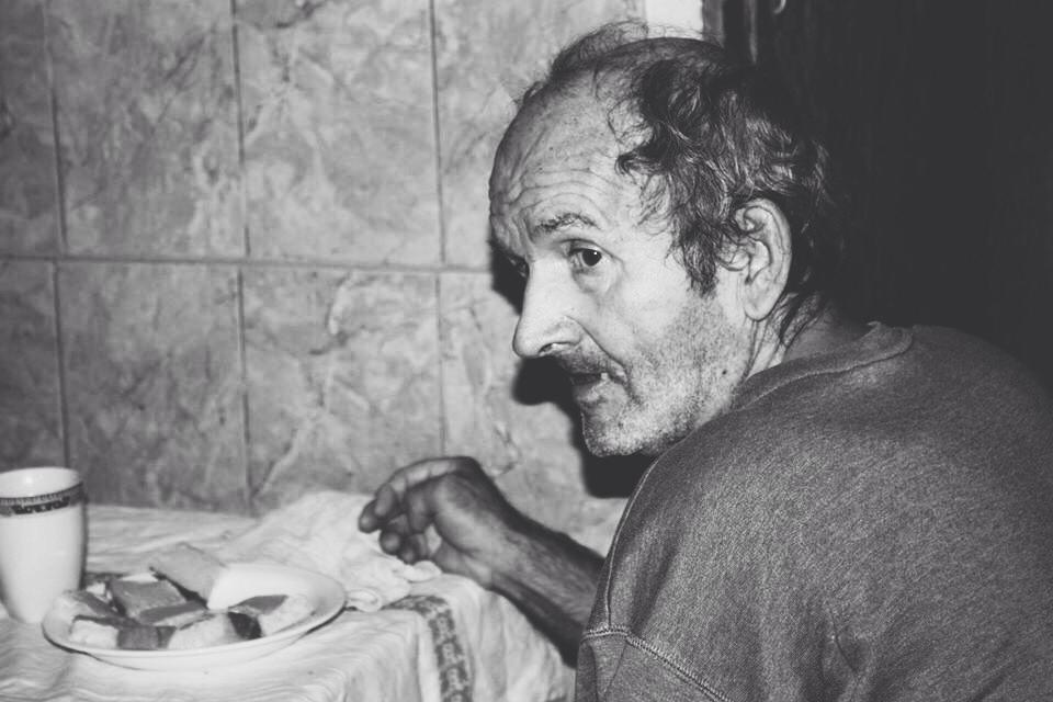 Când ÎNGERII trăiesc printre oameni. Povestea IMPRESIONANTĂ a familiei care are grijă de BĂTRÂNII NIMĂNUI 283020