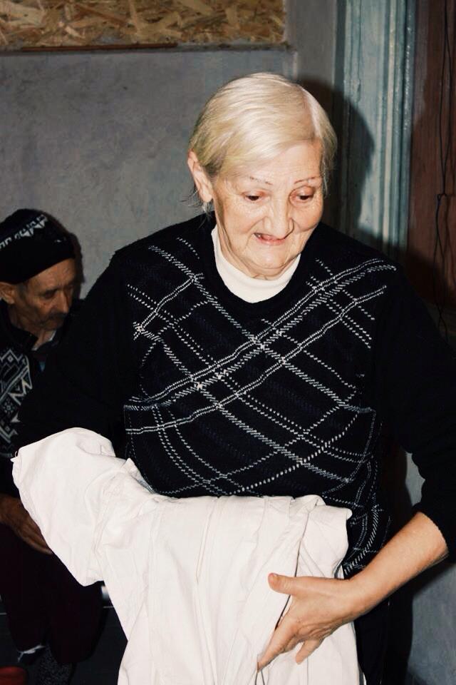 Când ÎNGERII trăiesc printre oameni. Povestea IMPRESIONANTĂ a familiei care are grijă de BĂTRÂNII NIMĂNUI 283021