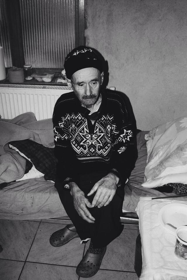 Când ÎNGERII trăiesc printre oameni. Povestea IMPRESIONANTĂ a familiei care are grijă de BĂTRÂNII NIMĂNUI 283022