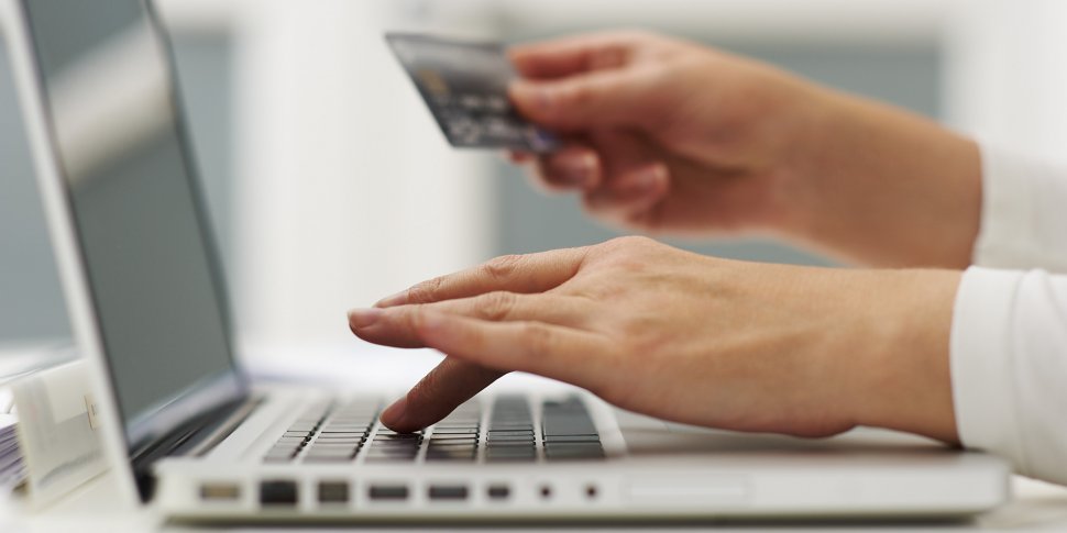 Cei care cumpără online pot economisi cu 40% mai mult. Iată reducerile aplicate produselor care se vând pe net