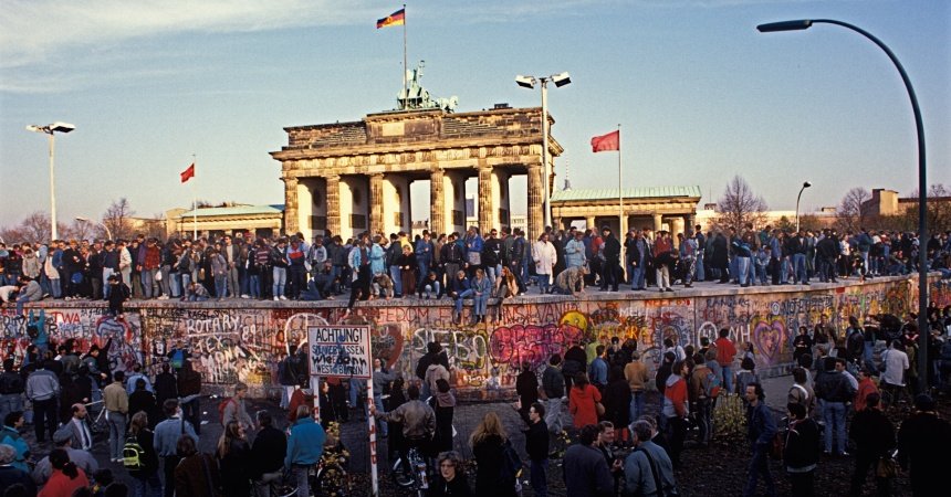 Moment istoric sărbătorit în Germania. Căderea Zidului Berlinului, sărbătorită de sute de mii de nemţi