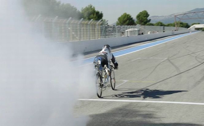 &quot;Omul RACHETĂ&quot; a atins 335 km/h pe şaua unei biciclete. Acum visează să ajungă la 400 de km/h în doar 2 secunde (VIDEO)