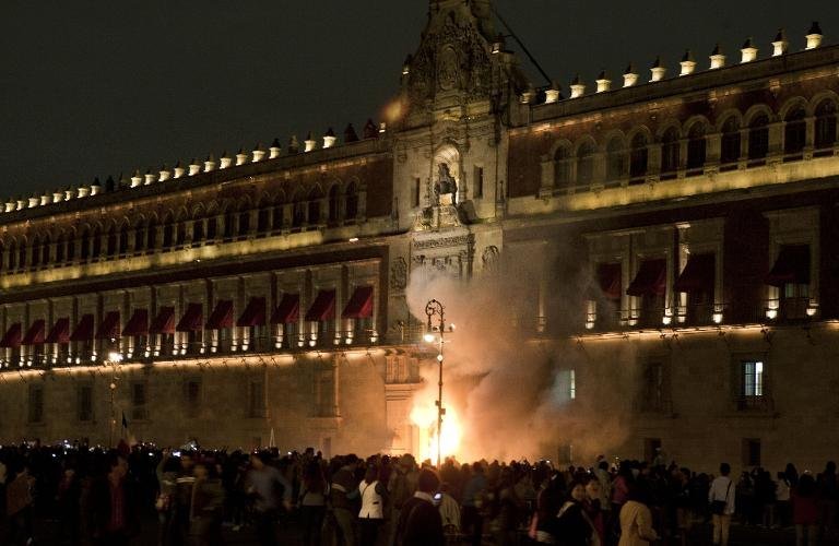 Proteste violente în Mexic, după masacrarea unui grup de 43 de studenţi. Porţile palatului prezidenţial, incendiate 