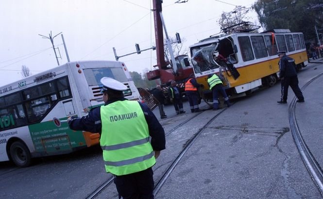Un autobuz s-a ciocnit violent cu un tramvai în centrul Sofiei