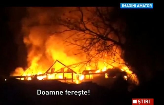 Incendiu puternic în Târgu Mureş. O casă a fost făcută scrum