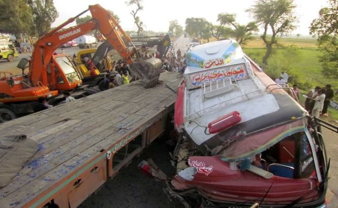 Pakistan. 56 de persoane au murit într-un grav accident de circulaţie