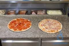 Pizza Ponta şi Pizza Iohannis. Cu asta îşi aşteaptă clienţii o pizzerie din Craiova. Ce le deosebeşte